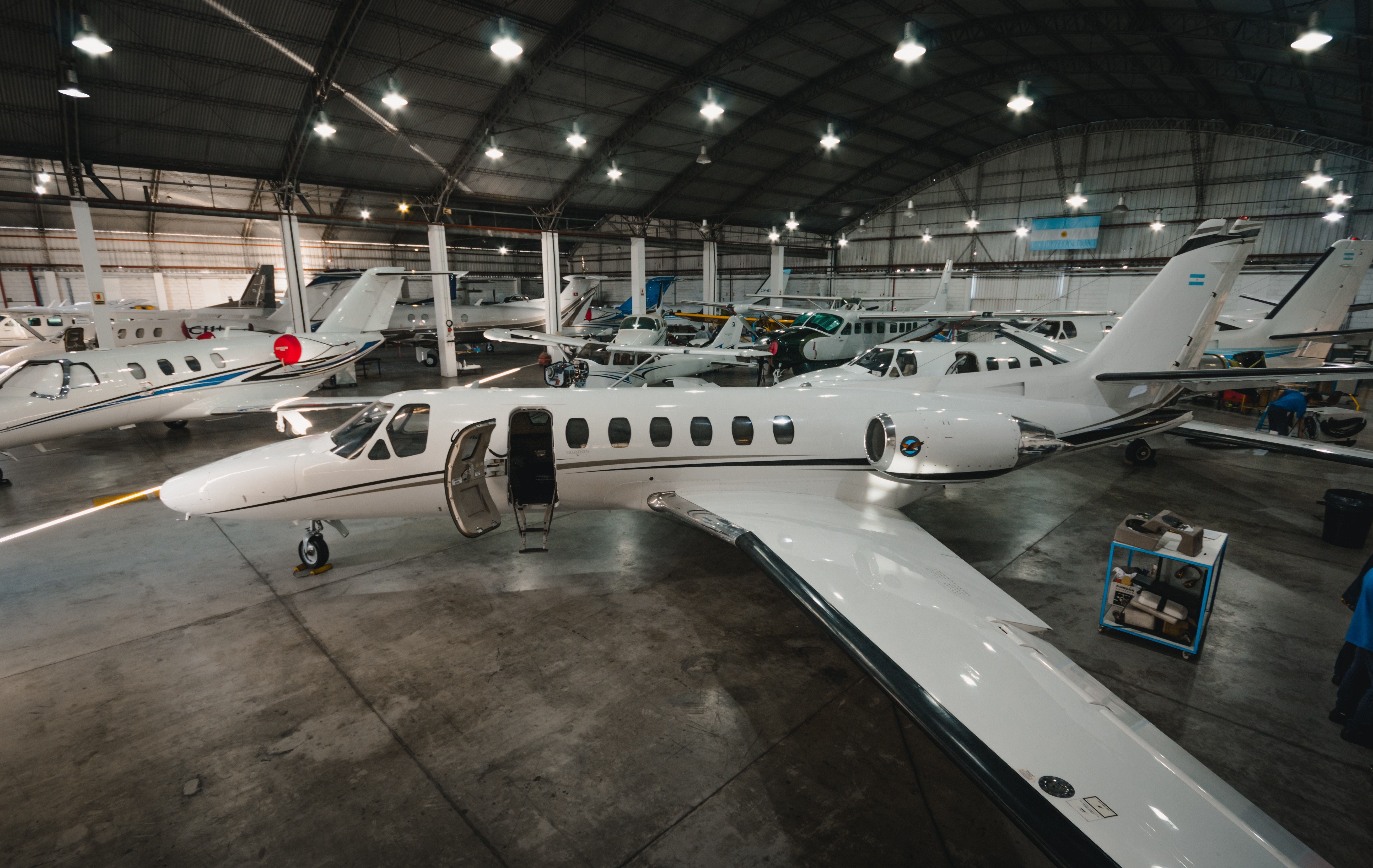 Interior del hangar taller de Aviaser en San Fernando