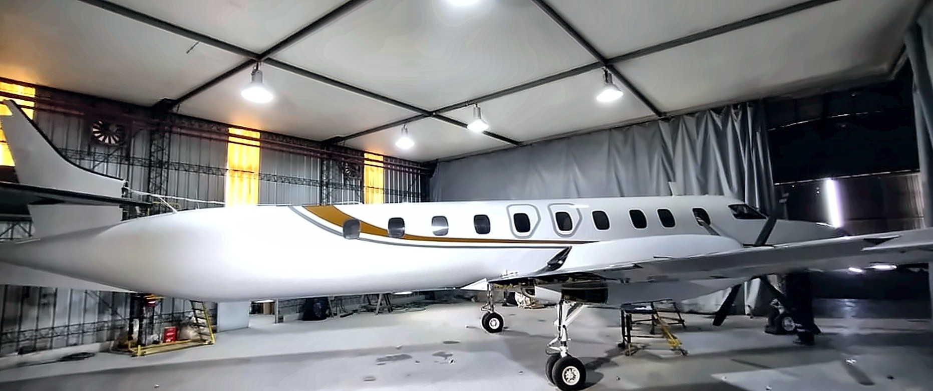 Vista completa de la aeronave pintada en el hangar de Aviaser