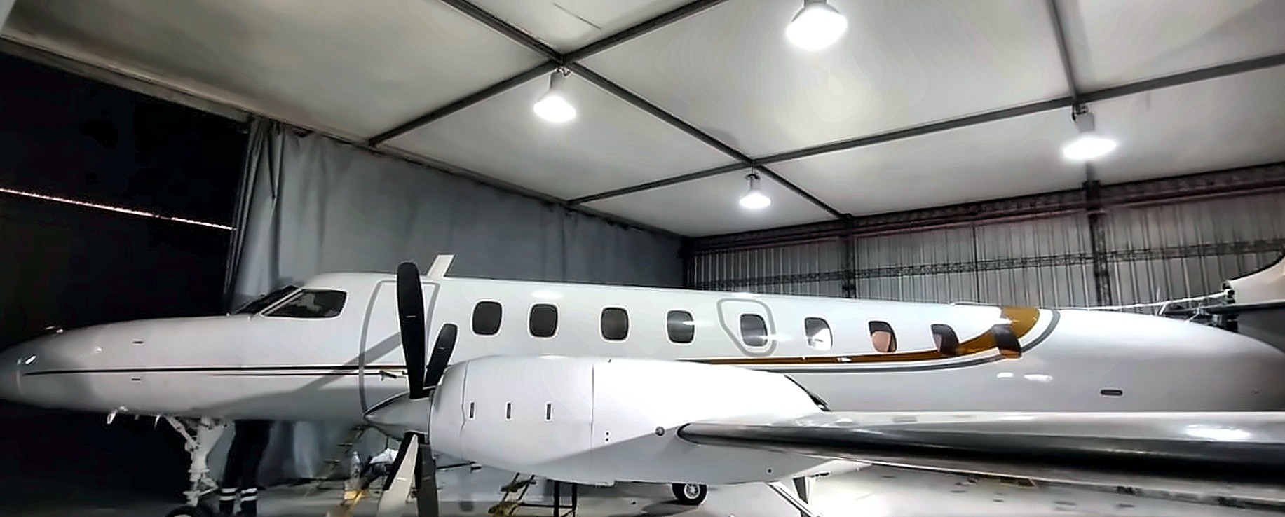 Aeronaves pintadas en el hangar de Aviaser en San Fernando
